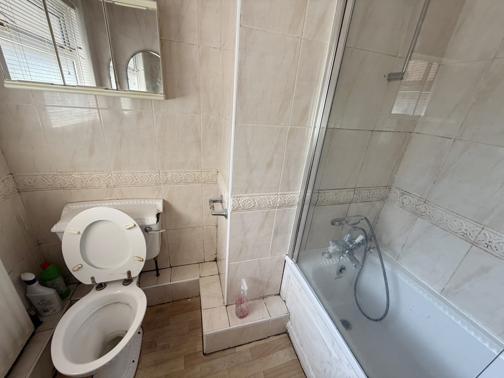 Lot: 5 - END-TERRACE HOUSE IN NEED OF IMPROVEMENT - Downstairs Bathroom in House in need of refurbishment